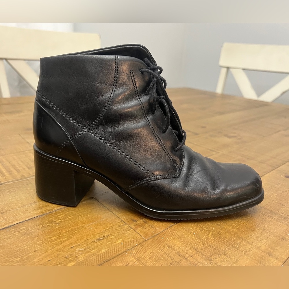 White Mountain Lace Up Ankle Boots Size 7.5